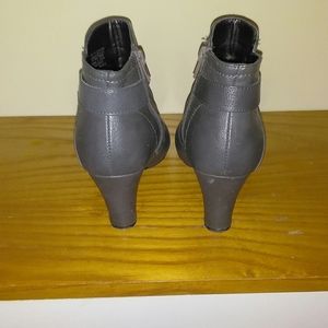Fergie Fergalious ankle booties size 6.5